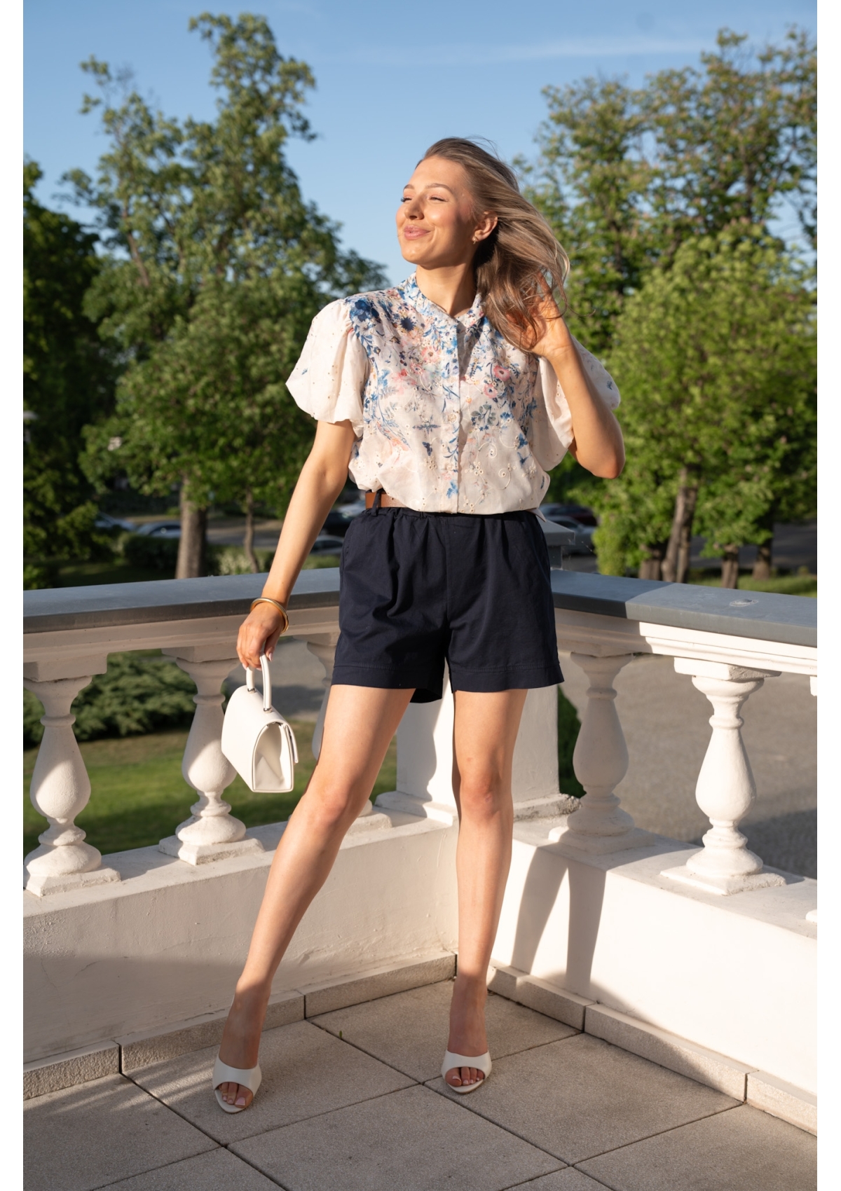 BLUZKA GARDENIA W KWIATOWY PRINT Z LEKKIEGO, ZWIEWNEGO MATERIAŁU