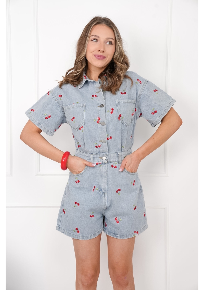 KOMBINEZON JEANSOWY W WIŚNIE Z KRÓTKIM RĘKAWEM OH MY CHERRY