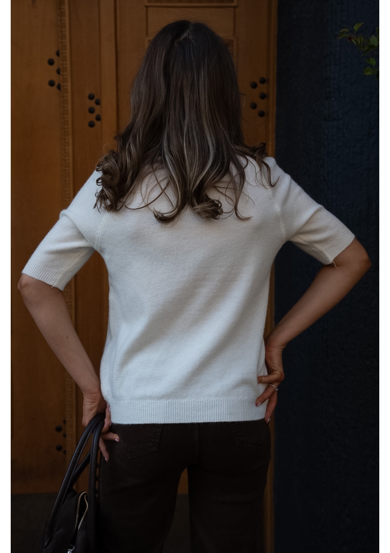 SWETER Z KWIATOWĄ APLIKACJĄ