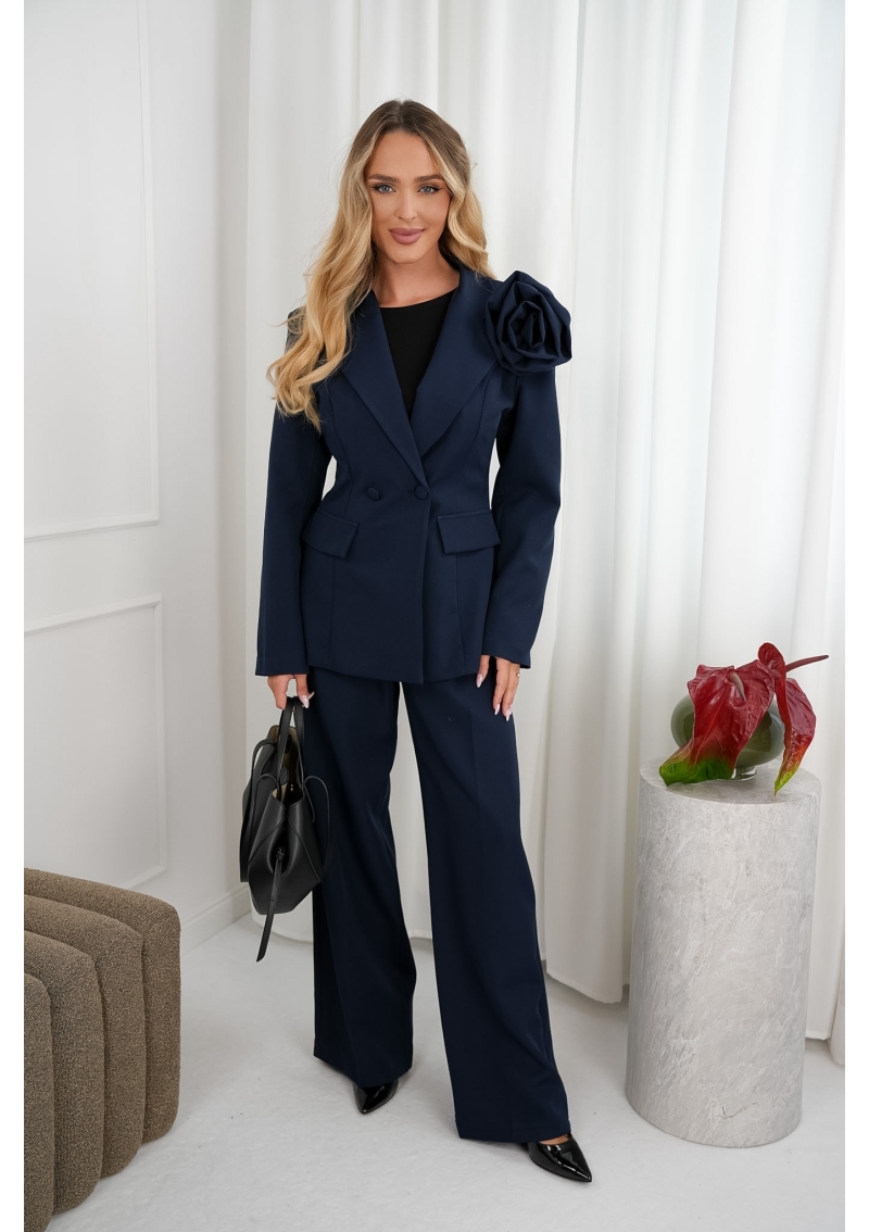 KOMPLET GARNITUR MARYNARKA Z DOCZEPIANĄ RÓŻĄ + SPODNIE W KANT